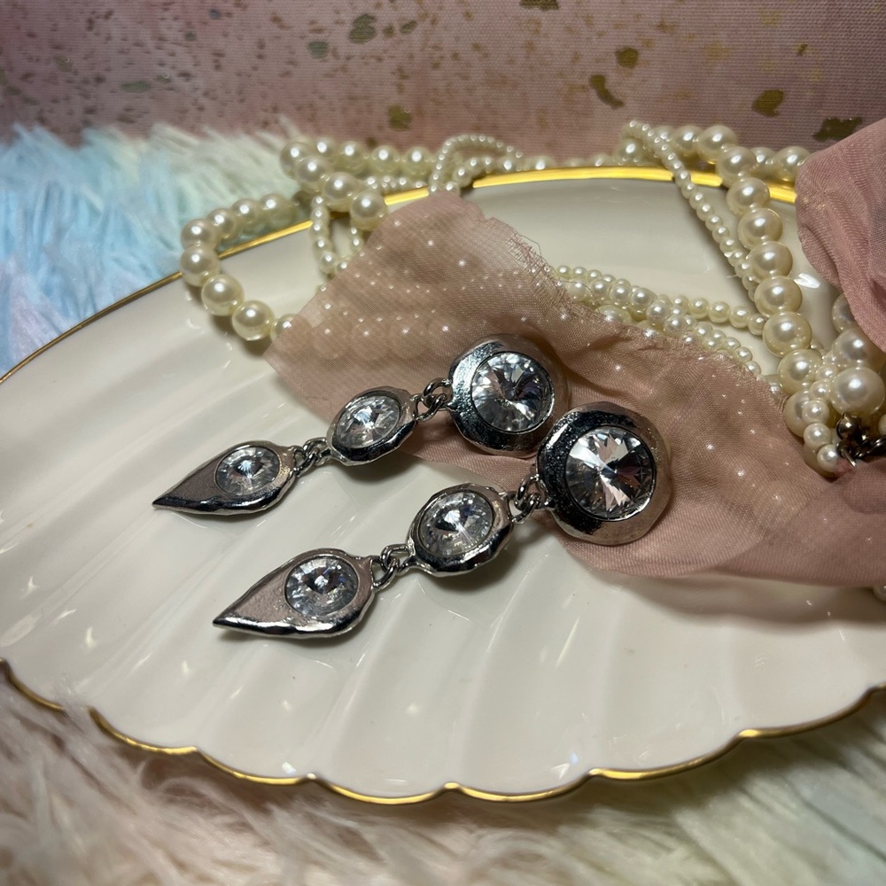 💎🩶Silver-toned Vintage Clip on Crystal Dagger Earrings🩶💎